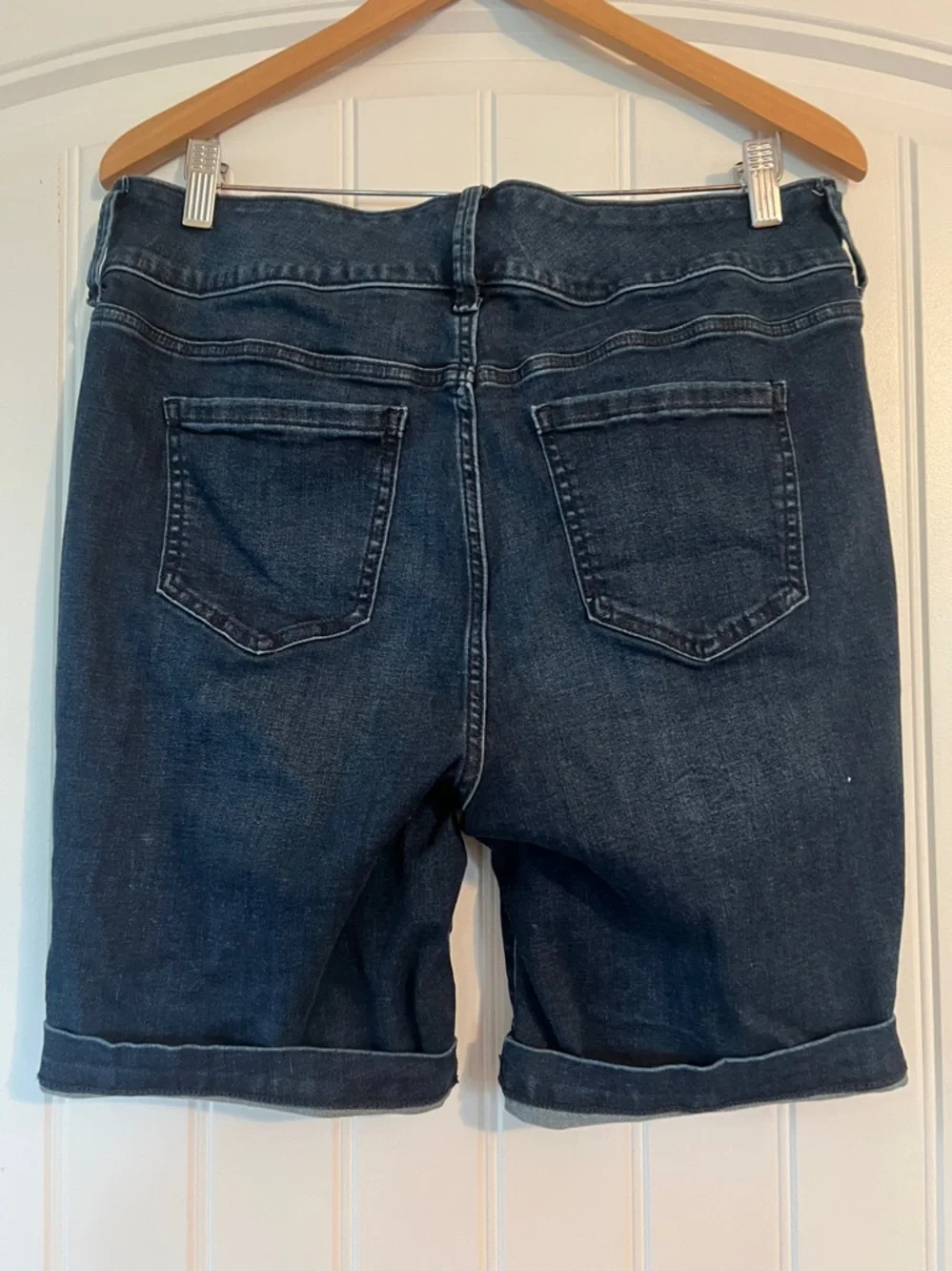 Torrid 11” Bermuda Jean Shorts Size 14 - Picture 2 of 5
